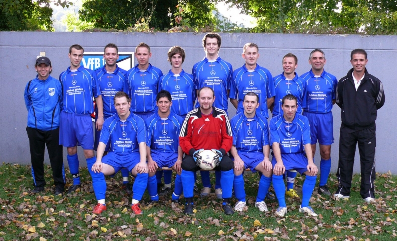 VfB Waldshut - 2. Mannschaft - Saison 2010/11
Stehend von links: Toni Gianotto, Mike Metzger, Steffen Knaak, Christopher Donath, Florian Ips, Werner Späth, Shala Liridon, Viktor Klatt, Michael Rotzinger, Trainer Engin Aslan. Sitzend: Nick Huber, Martin Zumkeller, Florian Sowade, Refki Morina, Dirk Huber. Auf dem Foto fehlen: Axel Bindert, Volker Bindert, Bekim Duga, Matthias Lemke, Luis Filipe, Benjamin Falk, Benjamin Thinnes, David Slowik.
