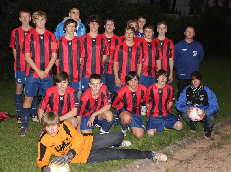 SG Eschbach - B-Junioren - Saison 2010/11
SG Eschbach: B-Junioren des SV Eschbach, SV Dogern und des VfB Waldshut. Stehend von links: Raphael Gaudig, Frank Nussbaumer (Kapitän), Leonardo Pavoncelli, Alexander Heiser, Ken Lo Presti, Marcel Weber, Nikolai Hagenmüller, Kai Stozek, Matthias Tobka, Hannes Weinkötz, Andreas Studinger, Trainer Achim Fischer. Kniend: Jan Retzlaff, Dominik Fischer, Eric Kral, Philipp Maier, Roman Arndt. Vorne liegend: Peter Booz. Es fehlen: Co-Trainer Arno Gelbert, Fabian Böhler, Marco Birkenheier, Salman Öreur, Christian Maier, Jaidee Aratchaphon.
