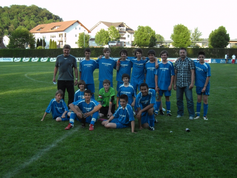 VfB Waldshut - C1-Junioren - Saison 2010/11
Stehend von links: Trainer Ulrich Schlegel, Aderim Hazirraj, Philipp Kraus, Valentin Ecker, Leonard Stapf, Algel Vedat, Denis Wagner,Trainer Jochen Zuber, Dennis Schlegel; sitzend von links: Michael Gerbserhagen, Fabian Eppler, Gentile Arcangelo, Lennart Nickel, Matteo Mäder (knieend), Ediz Schlegel, Santiago Lopez . Es fehlen auf dem Bild folgende Spieler, die auch während der Runde eingesetzt wurden: Niclas Rieger, Benjamin Kikaj, Fabian Eschbach, Yannik Zuber, Valon Krasniq und die drei Spieler Andreas Lismann, Kevin Lajthir, Angelo Armenio, die in der Winterpause als Gastspieler nach Laufenburg gewechselt sind.
