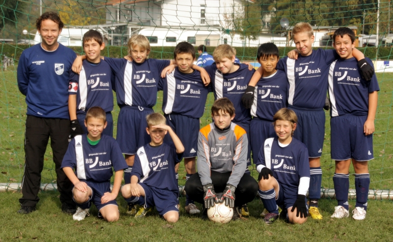 VfB Waldshut - D1-Junioren - Saison 2010/11
Stehend von links: Trainer Toni Giannotto, Damian Granacher, Maximilian Scheyer, Celihan Karacan, Patrick Fischer, Hai Duc Nguyen, Daniel Kasav, Fabian Schupp. Vorne: Lukas Peric, Emanuel Esser, Andrej Gerbertshagen, Niklas Giannotto.
