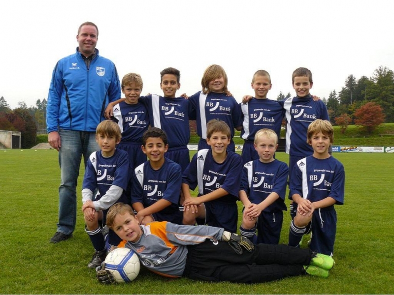 VfB Waldshut - E1-Junioren - Saison 2010/11
Stehend von links: Trainer Volker Bindert, Janne Bindert, Giuseppe Maenza, Tim Preiß, Lukas Pevic, Marcel Santos. Kniend: Nicolas Scheyer, Jäsin Massoud, Marius Granacher, Tom Krieg, Denis Cours. Liegend: Arne Bindert. Das Bild wurde aufgenommen am 30.09.2010 vor dem 1. Spiel der Saison 2010/11 SV Waldhaus E - VfB Waldshut E1. Die E1-Junioren des VfB haben dieses Spiel mit 3:2 gewonnen.

