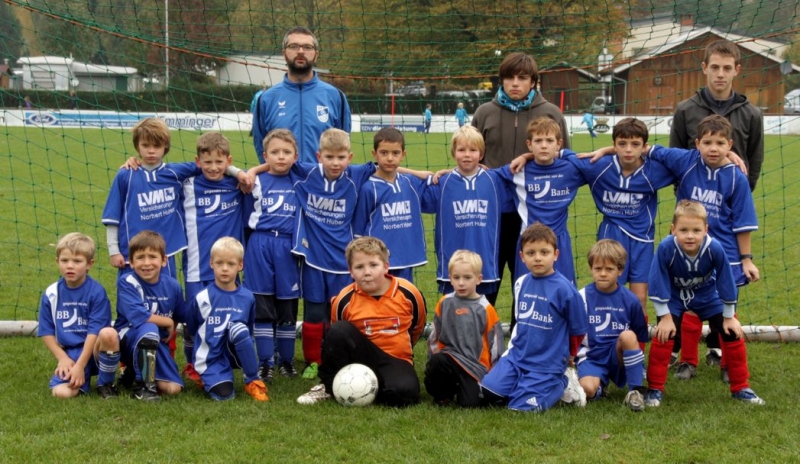 VfB Waldshut - F1+F2-Junioren - Saison 2010/11
Trainer Benjamin Schock, Eric Kral, Dominik Fischer. Stehend: Paul Kaufmann, Tilman Reichel, Luca Klostermann, Sandro Siragusa, Artin Smakaj, Ben Stolz, Valmir Gashi, Massimo Müller, Daniel Marchel. Kniend: Ben Louis Brenn, Elias Di Lorenzo, Ilja Ivannikov, David Hank, Jonas Schock, Ahmed Bozkurt, Noah Nolte, Alexander Ivannikov.
