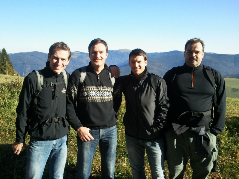 Marco Marquart, Thor Klaas, Björn Bittl und Ludwig Weinkötz. Nach dem Schauinsland in Richtung Notschrei. Im Hintergrund der Feldberg
