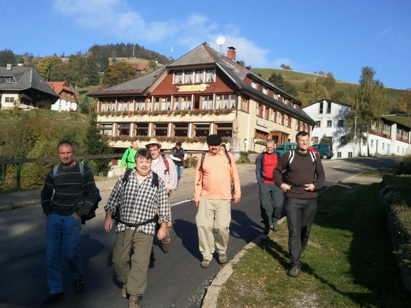 Sonntag morgen in Muggenbrunn
Start vom Gasthof Adler Richtung Stübenwasen, Feldberg. Von nun an ging es zügigen Schrittes stetig bergauf.
