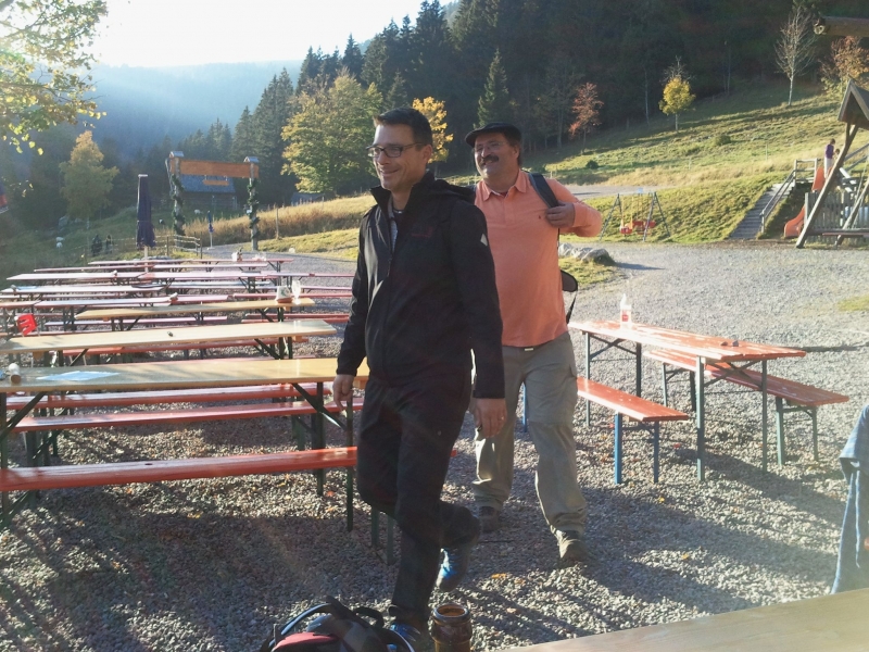 Treffpunkt am Raimarti-Hof.
Ingo und Martin haben uns wieder eingeholt.
