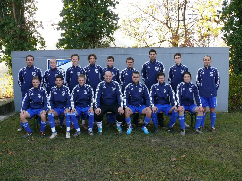 VfB Waldshut - 1. Mannschaft - Saison 2011/12
Hintere Reihe von links: Alpaslan Ortancioglu, Christoph Weber, Liridon Aliaj, Antonio Pizzolato, Daniel Fricker, Miran Peci, Ismail Yeni, Stefan Metzger, Trainer Thorsten Stauch. Vorne: Jean Lukaczewski, Sascha Atalla, Fabian Waßmer, Nico Keller, Valon Berisha, Vesel Alidemaj, Thorsten Bittl. Es fehlen: Johannes Renz, Viktor Klat, Jan Simons.
