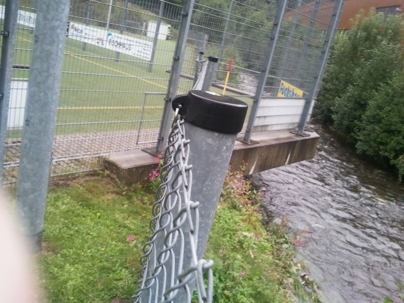Der Platz ragt über den Bach hinaus.
Merkt man auf dem Spielfeld gar nicht.
