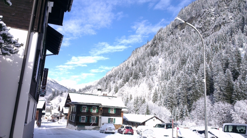 Ankunft in Partenen
Blauer Himmel und etwas Neuschnee.
