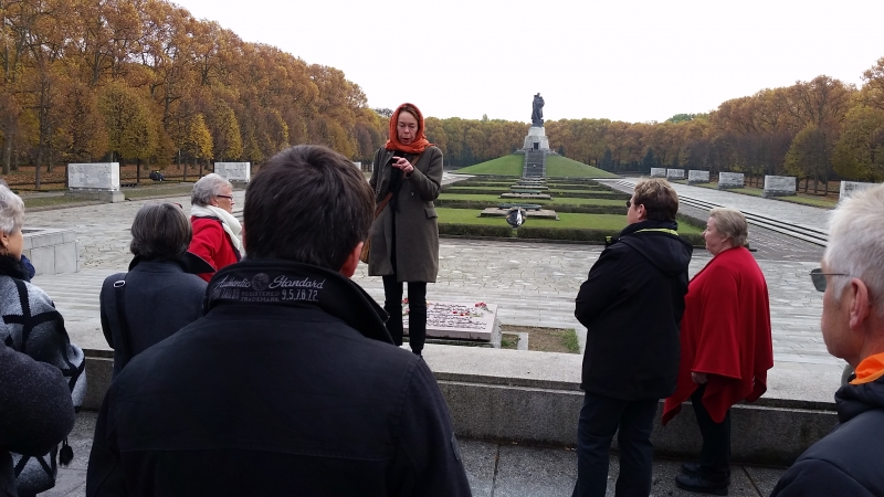 Reiseleiterin Susann Kästner erzählt Geschichten
Immer interessant und kurzweilig.
