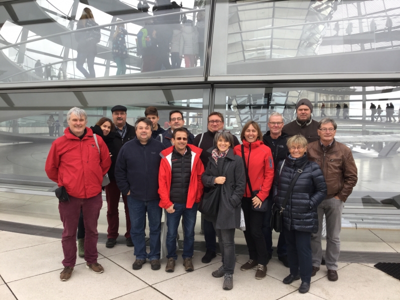 Gruppenbild
Auf dem Dach des Bundestages von links: Claudia Stoll, Tommy Buschle, Martin Stoll, Michael Münch, Hannes Tröndle, Martin Weinkötz, Patrick Heizmann (vorne), Klaus Fricker, Heike Heizmann, Tina Knobloch, Werner Tröndle, Martin Ruppelt, Renate Zuber (vorne) und Reinhard Zuber.
