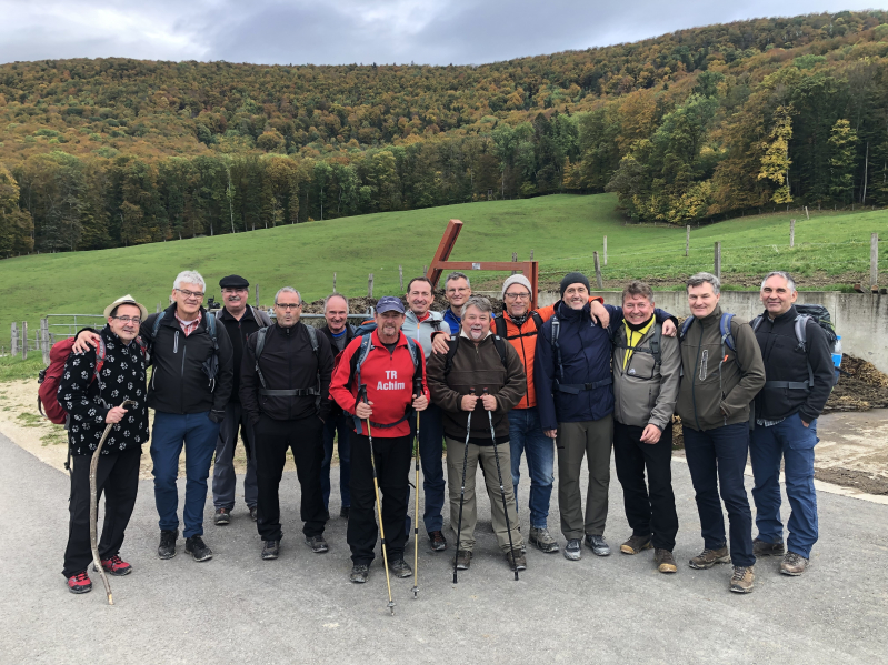 Babental - Tiefst gelegene Alp der Schweiz
Auf dem Bild von links: Martin Weinkötz, Stefan Rimmele, Martin Stoll, Ludwig Weinkötz, Joachim Stoll, Achim Fischer, Marco Marquart, Christian Wagner, Michael Münch, Ingo Siefermann, Uwe Bartram, Ralf Wegmann, Thor Klaas, Michael Rotzinger. Irgendwie nicht auf dem Bild sind: Uli Rotzinger, Hans Ziegler, Herbert Zimmermann, Peter Spiegelhalter, Martin Ruppelt (Fotograf).
