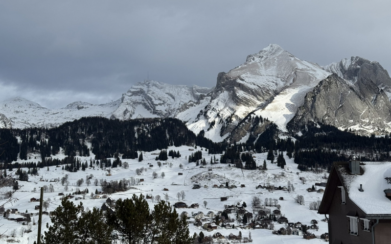 Aussicht vom Frauenfelder Haus auf Wildhaus, Säntis und Altmann.
