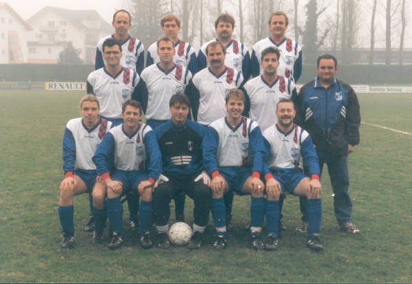 VfB Waldshut - 3. Mannschaft - 1997/98
Hintere Reihe von links: Spielertrainer Wolfgang Ertel, Ralf Fricker, Michael Münch, Michael Hamburger. Mittlere Reihe: Christian Wagner, Stefan Preiß, Martin Stoll, Martin Weinkötz, Betreuer Dieter Wolber. Vordere Reihe: Andreas Steinwachs, Achim Fischer, Ingo Siefermann, Michael Betz, Marco Müller. Nicht auf dem Bild: Helmut Müller, Jürgen Keller, Abteilungsleiter Aktiv Martin Ruppelt. Kreisliga C Staffel 5, Sonntag, den 2. November 1997, VfB Waldshut III - SV Berau II 2:0, aufgenommen von Alexander Papasoglu.
