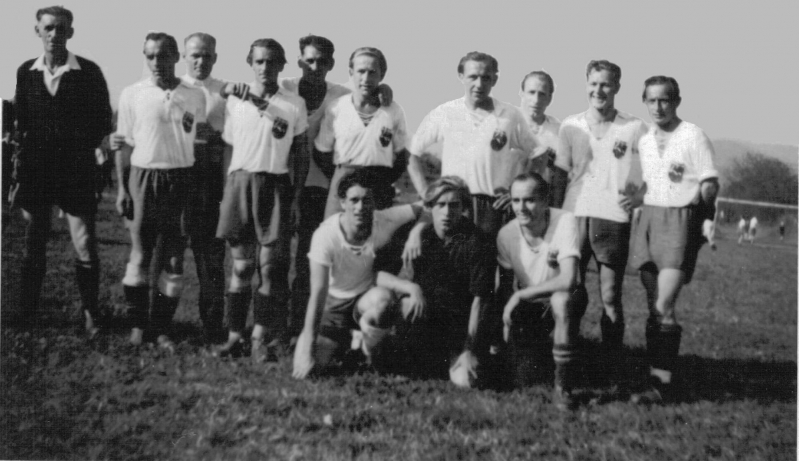 VfB Waldshut - 1. Mannschaft - Saison 1947/48
Hintere Reihe von links: unbekannt, Robert Harsch (2. von links), unbekannt, Baumann, Herbert Lüthe, Willi Buri, Gemmecker, Kurt Dietsche, Richard Pongratz, E. Mayer. Vorne von links: Walter Dietsche, Marzian, Staud.
