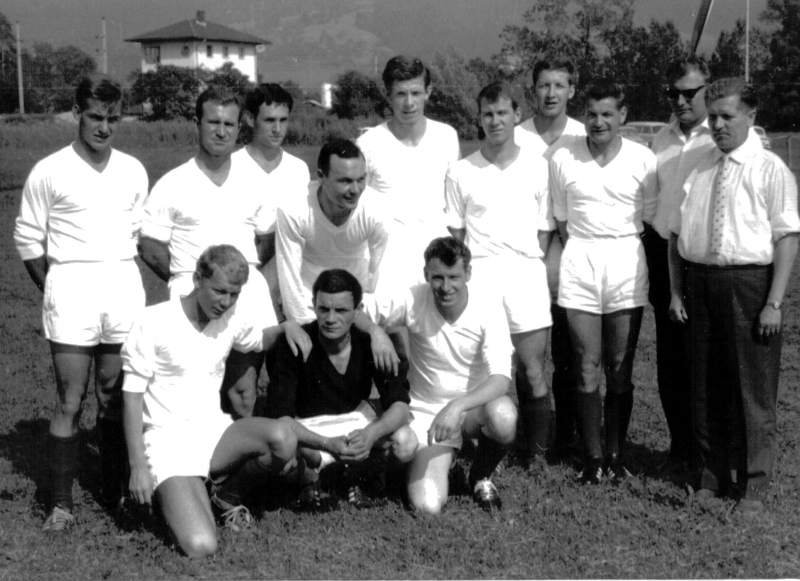 VfB Waldshut - 1. Mannschaft - Saison 1964/65 - A-Klasse Oberrhein
Stehend von links: Werner Knobloch, Ernst Stoll, Peter Maulbetsch, Arthur Ips, Gerhard Klös, Dieter Papke, Michael Leherr, Joachim Fibier, Heinz Lotze (Trainer), Krüger (Betreuer). Kniend: Rolf Pongratz, Tor ?, Lothar Baumstark.
