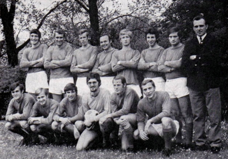 VfB Waldshut - 1. Mannschaft - Saison 1969/70
Hintere Reihe von links: Hans Göppert, Rudi Haas, Döbele, Arthur Ips, Hans-Jörg Huber, Helmut Ertel, Reinhard Zuber, Fußballabteilungs-Leiter Heinz Knobloch. Vordere Reihe: Drobniewska, Knobloch, Bruno Maier, Auer, Teutsch, Horst Mai.
