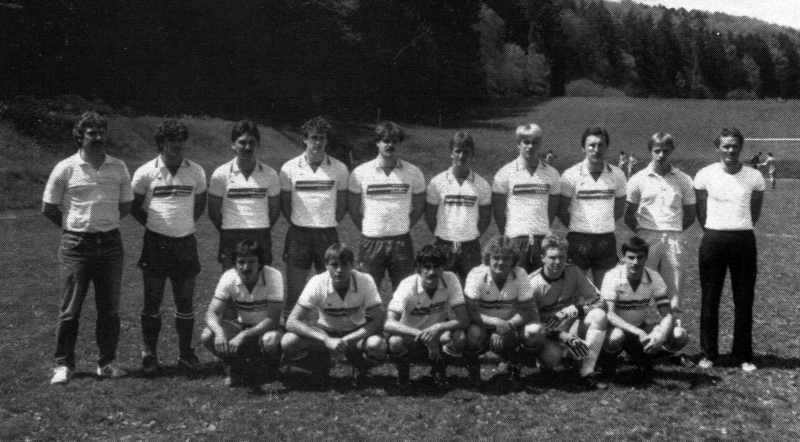 VfB Waldshut - 1. Mannschaft - Saison 1984/85
Stehend von links: Trainer Bruno Maier, Karl Martini, Michael Rotzinger, Uwe Bartram, Ludwig Weinkötz, Roland Buchholz, Roland Heidt, Jürgen Umminger, Jürgen Keller, Betreuer Werner Tröndle. Kniend: Joachim Stoll, Uwe Jockers, Hans-Peter Meier, Michael Hamburger, Frank Förster, Spielführer Dietmar Knab.
Kreisliga A Staffel 3, Aufnahme vor dem Auswärtsspiel gegen den SV Dillendorf im Mai 1985. Das Bild wurde anlässlich des bevorstehenden 75-jährigen Jubiläums des VfB Waldshut aufgenommen.
