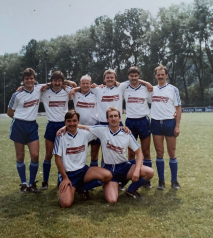 Bild aus der Saison 1988/89
Stehend von links: Uli Rotzinger, Achim Stoll, Harry Runge, Michael Hamburger, Dietmar Knab, Andy Zimmermann. Kniend: Allen Softic, Stefan Brauner.
