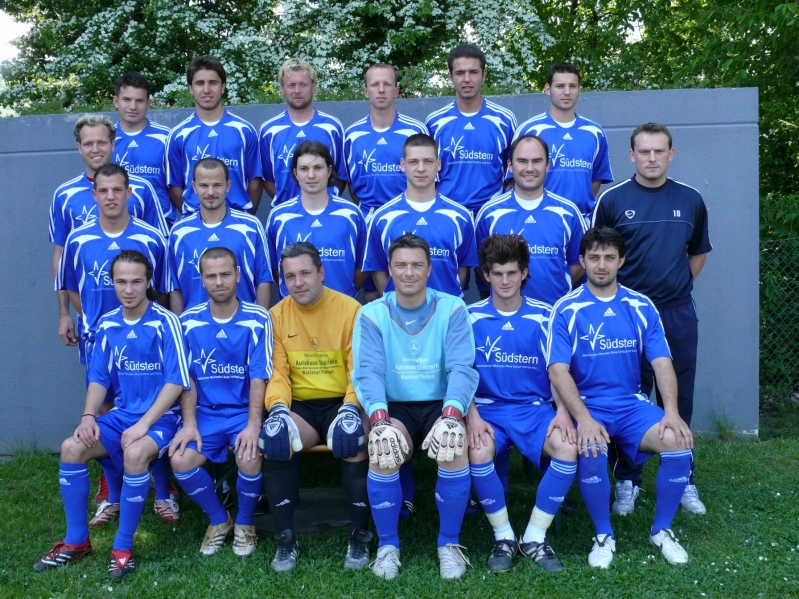 VfB Waldshut - 1. Mannschaft - Saison 2007/08
Hintere Reihe von links: Duga Bekim, Ömer Cetinbag, Dirk Küster, Wolfgang Weinert, Engin Aslan, Spielführer Björn Bittl. Mittlere Reihe: Thomas Bächle, Oliver Atalla, Alus Peci, Thorsten Bittl, Robin Mäker, Marcel Hezel, Spielertrainer Goran Mutabdzic. Vordere Reihe: Xhylazim Peci, Fidan Peci, Thomas Nusser, Ingo Siefermann, Vesel Alidemay, Volkan Öz. Es fehlen: Kamilus Wachonski, Mücihat Kisa. Bild aufgenommen am 10.05.2008 vor dem Spiel gegen den SV Eggingen (3:3) von Martin Köpfer.
Schlüsselwörter: Mannschaftsbild