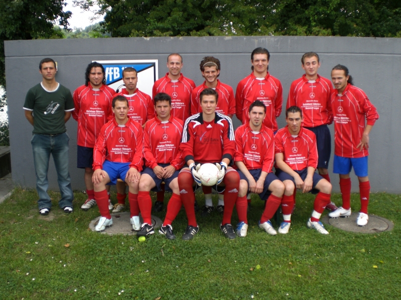 VfB Waldshut - 2. Mannschaft - Saison 2007/08
Hintere Reihe von links: Trainer Ercan Aslan, Luis Marques, Fidan Peci, Spielführer Axel Bindert, Vesel Alidemay, Patrick Boy, Liridon "Lili" Shala, Xhylazim Peci. Vordere Reihe: Alla Eldin "Bulli" Atalla, Duga Bekim, Kamilus Wachonski, "Räfki", Dirk Huber. Es fehlen auf dem Bild: Marcel Hezel, Emanuel Gampp, Sebastian Fleck, Sedat Duran, Benjamin Lauther. 01.06.2008 vor dem Spiel gegen den SV Berau (2:3), aufgenommen von Martin Ruppelt.
