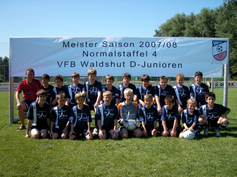 VfB Waldshut - D-Junioren - 2007/08 - Meister
Die D-Jugend des VfB Waldshut wurde souverän Meister mit 13 Siegen in 14 Spielen und 63:11 Toren. Hintere Reihe von links: Trainer Achim Fischer, Suleyman Karacan, Angelo Armenio, Kevin Lajthia, Kai Stozek, Dominik Fischer, Eric Král, Vedat Algel, Edgar Bickert, Paul Frank, Giuseppe Rosato. Vorne von links: Roman Arndt, Matteo Mäder, Arber Islami, Andreas Lismann, Jan-Philipp Erdmann, Fabian Eppler, Ediz Schlegel, Michael Gerbersagen, Dennis Schlegel. Es fehlt: Philipp Kraus.
