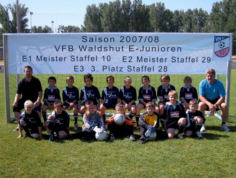 VfB Waldshut - E-Junioren - 2007/08 - Meister
Hintere Reihe von links: Trainer Jochen Zuber, Celilhan Karacan, Fabian Eppler, Angelo Armenio, Matteo Mäder, Yannik Zuber, Leonard Stapf, Robin Kissel, Philipp Kunz, Trainer Uli Schlegel. Vordere Reihe: Patrick Fischer, Ediz Schlegel, Lukas Orlin, Ferdinand Bollacher, Andrej Gerbershagen, Andreas Lismann, Niklas Giannotto. Nicht auf dem Bild: Co-Trainer Arno Gelbert und Salvatore D'Accunto, Jonathan Boese, Maslum Celik, Christian Damiano, Johannes Garni, Juliane Gaudig, Arcangelo Gentile, Damian Granacher, Aderim Haziraj, Daniel Kasav, Dario Kokorovic, Valon Krasniq, Jonas Mollmann, Peitro Pavoncelli.
